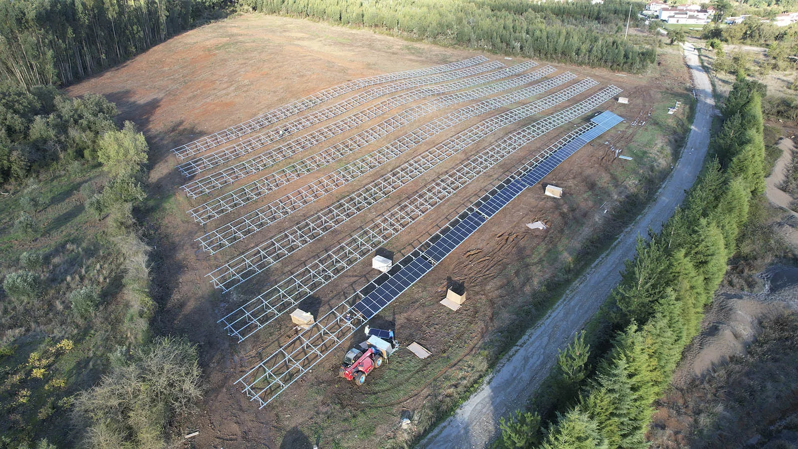 Instalação de parque fotovoltaico em curso