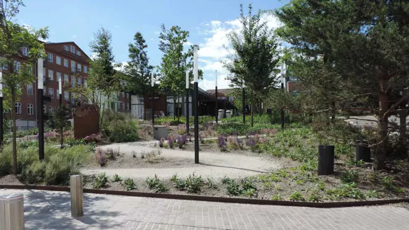 Parque de estacionamento convertido em espaço urbano verde