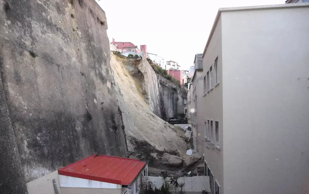 Estabilização de muro de contenção colapsado em Lisboa