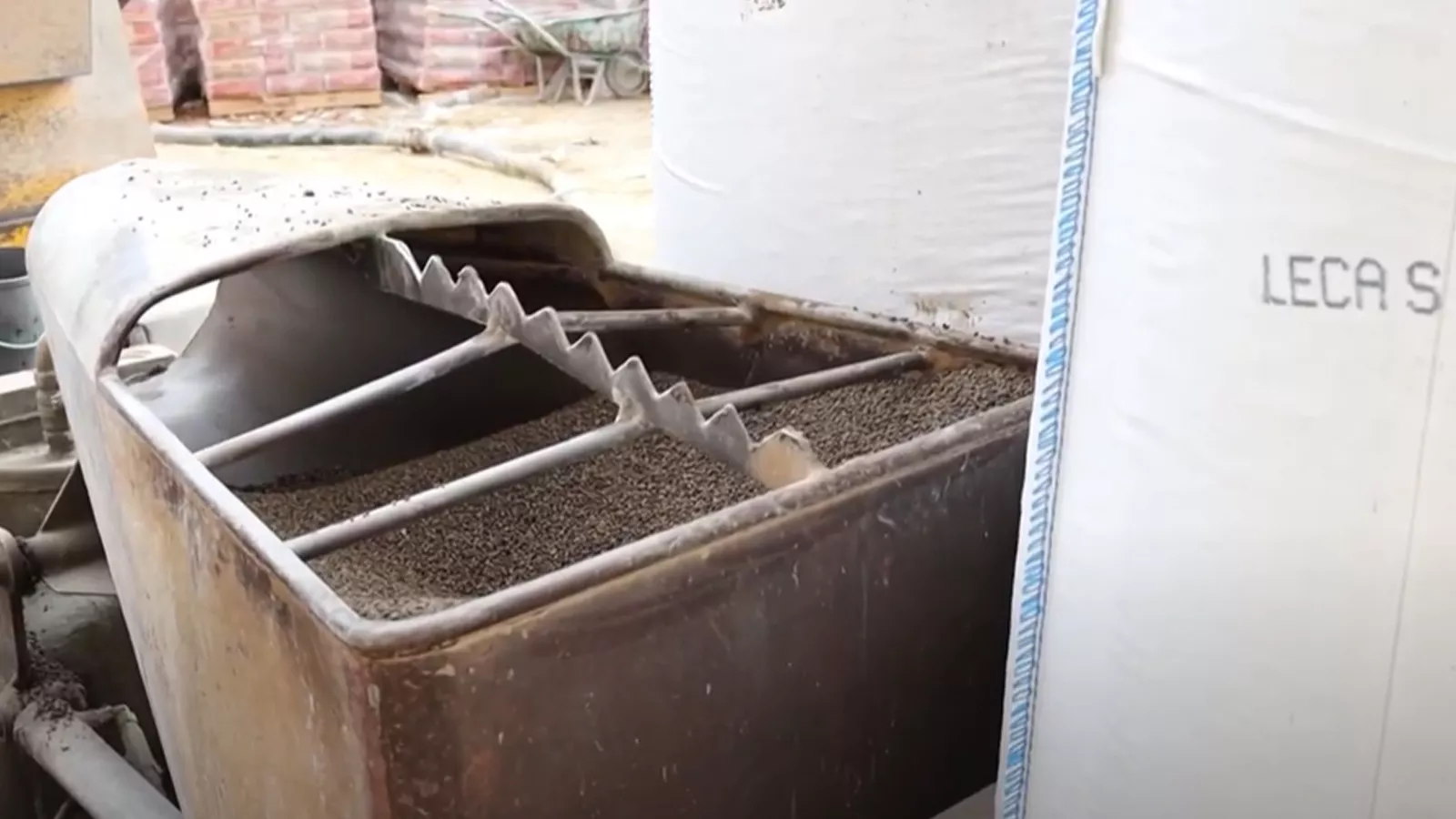 Colocar a argila expandida Leca® na máquina.