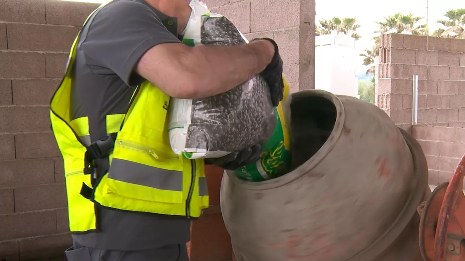 Vazar na betoneira a totalidade do conteúdo de um saco de Leca® Mix.