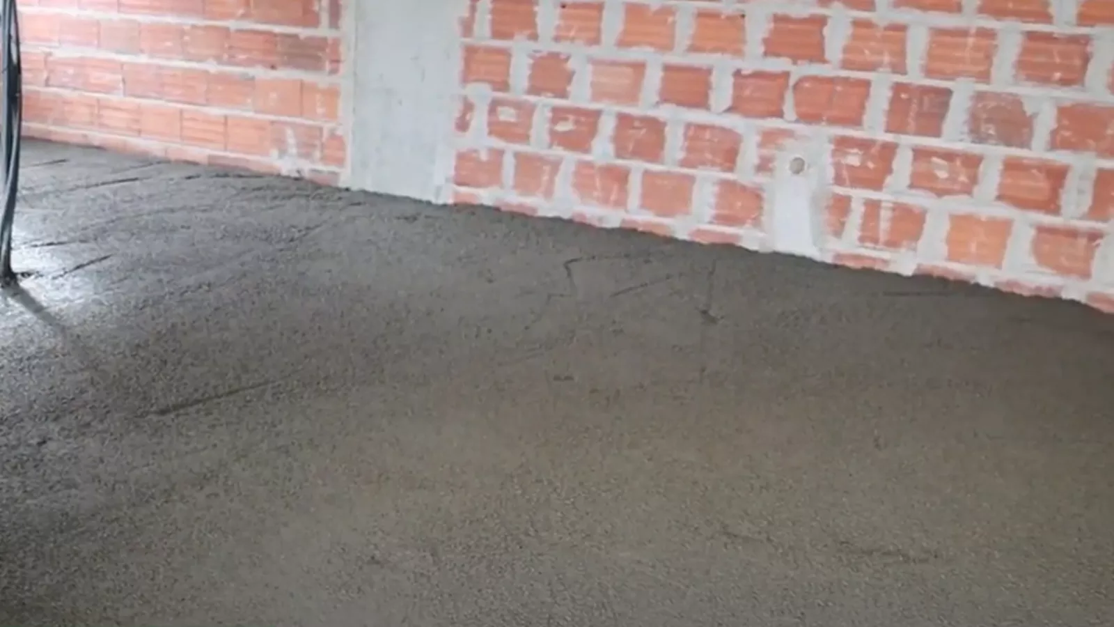Piso pronto a levar betonilha e o revestimento desejado.