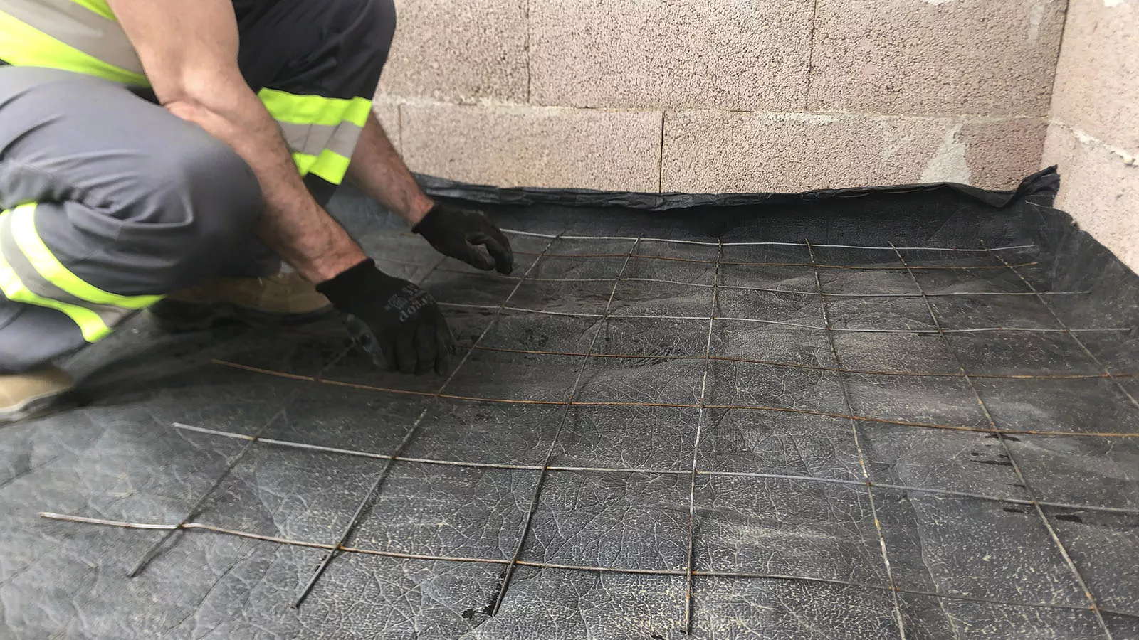 Estender uma barreira para-vapor e uma armadura do tipo malhasol® 