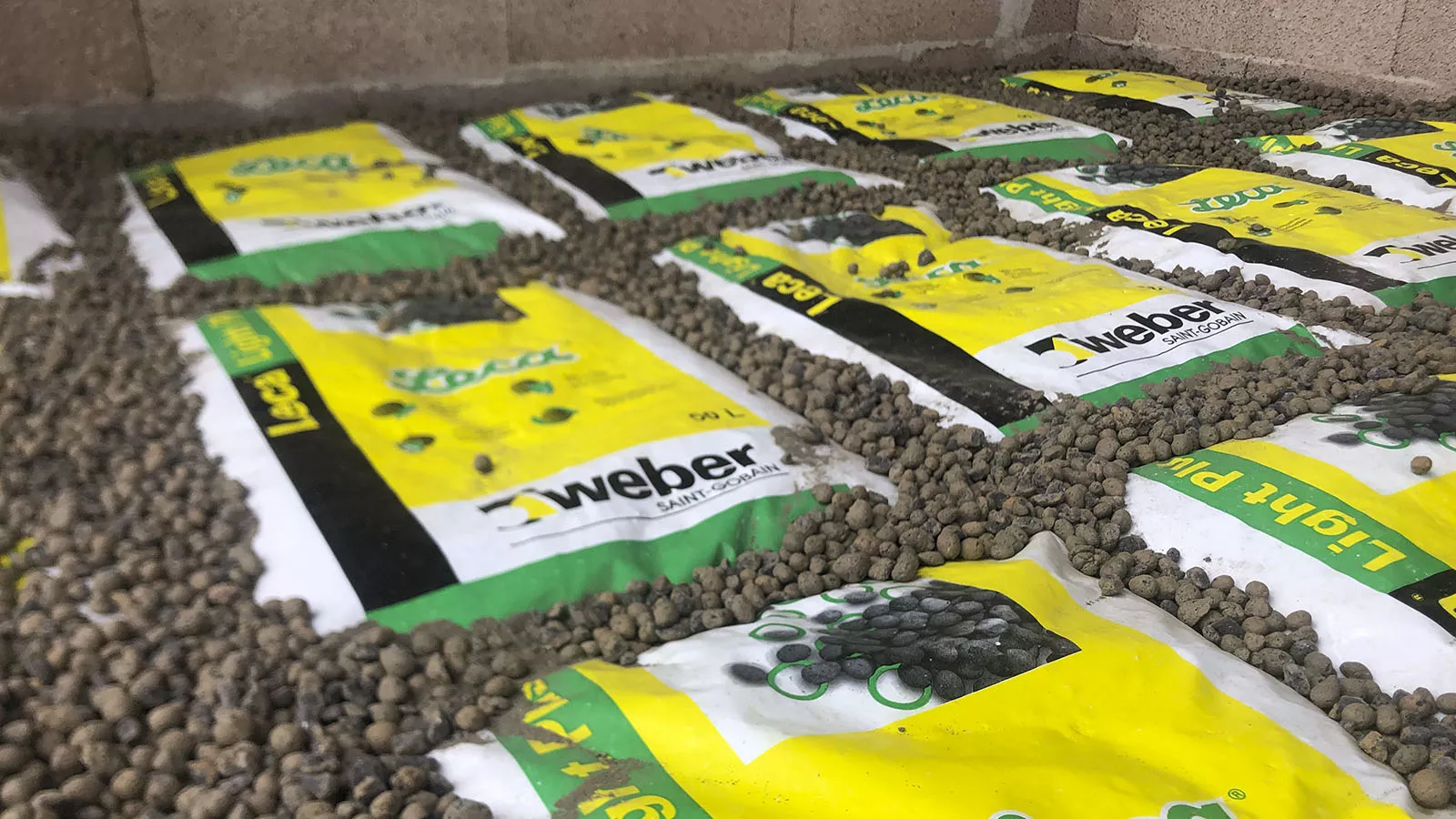 Espalhar material solto nos cantos onde a cota não permite ter os sacos